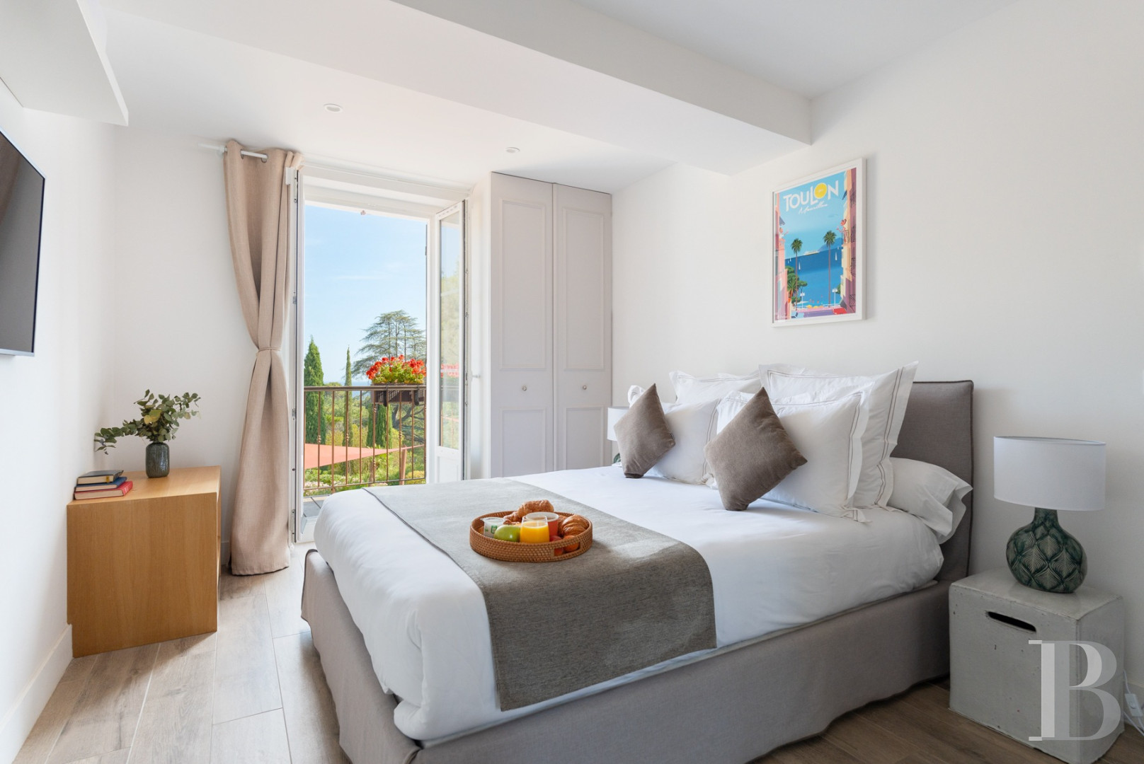 A renovated farmhouse surrounded by extensive grounds leading down to the sea, between Toulon and Hyères on the Var coast - photo  n°23